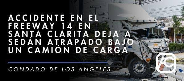 Sedán Atrapado Bajo un Camión